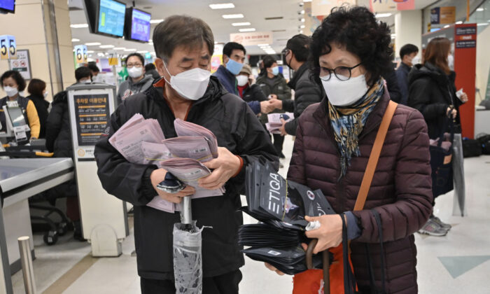 La gente compra máscaras faciales en una tienda de Daegu, Corea del Sur, el 25 de febrero de 2020. (Jung Yeon-je/AFP vía Getty Images)
