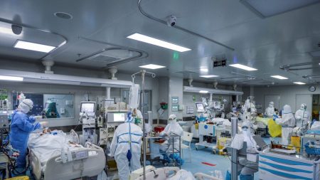«Viendo morir pacientes uno a uno»: Médico chino relata experiencia desgarradora con coronavirus