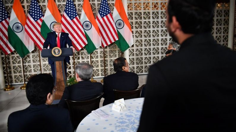El presidente de Estados Unidos, Donald Trump, habla durante una rueda de prensa en la Casa Roosevelt en Nueva Delhi el 25 de febrero de 2020. (Foto de MANDEL NGAN/AFP vía Getty Images)