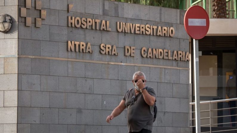 Un hombre con una máscara pasa por el Hospital Universitario Nuestra Señora de Candelaria el 25 de febrero de 2020 en Santa Cruz de Tenerife, donde un ciudadano italiano ha sido aislado después de dar positivo en el nuevo coronavirus, COVID-19. (Foto de DESIREE MARTIN/AFP vía Getty Images)