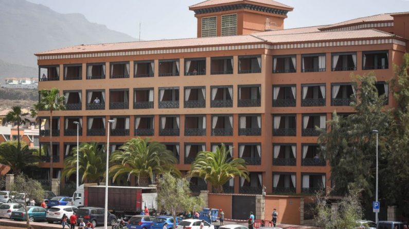 Vista general tomada el 25 de febrero de 2020 del hotel H10 Costa Adeje Palace en La Caleta, (Tenerife, España), donde cientos de personas fueron confinadas a sus habitaciones después de que un turista italiano fuera hospitalizado con un presunto caso de coronavirus. (DESIREE MARTIN/AFP/Getty Images)