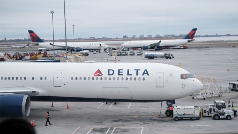 Los aviones Delta se sientan en la pista del aeropuerto John F. Kennedy (JFK) el 31 de enero de 2020 en la ciudad de Nueva York (EE.UU.). (Spencer Platt / Getty Images)