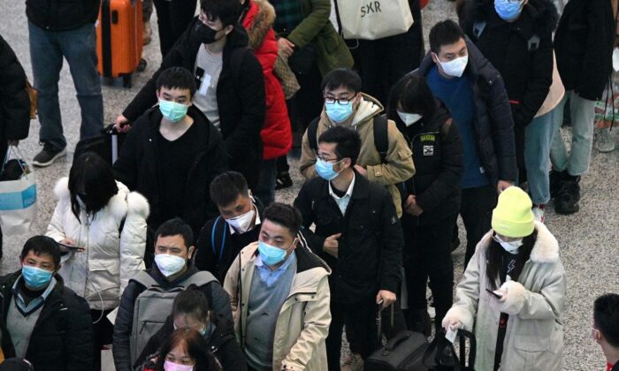 Los pasajeros con máscaras protectoras llegan a la estación de ferrocarril de Hongqiao en Shanghai el 26 de febrero de 2020. (Noel Celis/AFP a través de Getty Images)
