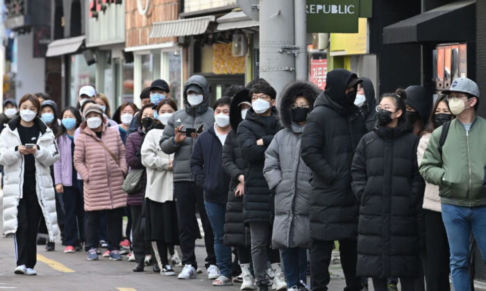 La gente espera en una fila para comprar máscaras en el distrito comercial de Dongseongro en Daegu, Corea del Sur, el 27 de febrero de 2020. (Jung Yeon-je/AFP a través de Getty Images)