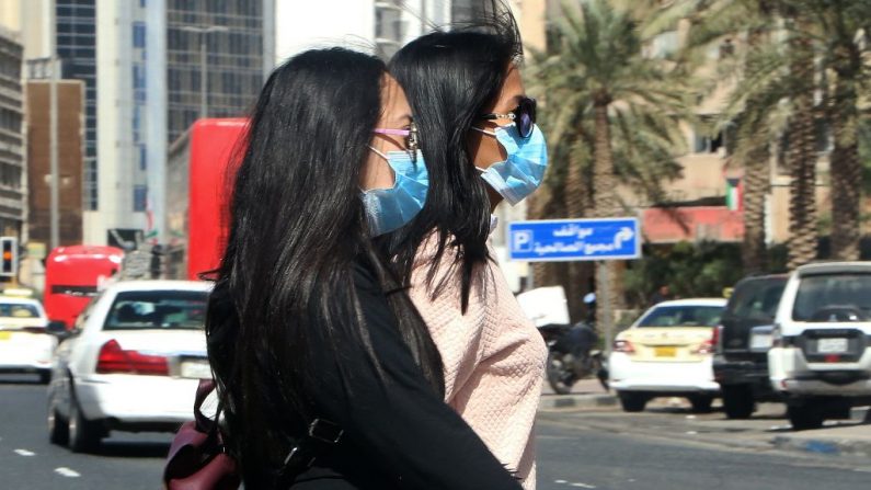La gente usa máscaras protectoras en la ciudad de Kuwait el 27 de febrero de 2020 en medio de una epidemia mundial del coronavirus COVID-19. (Imagen ilustrativa de YASSER AL-ZAYYAT / AFP) (Foto de YASSER AL-ZAYYAT/AFP vía Getty Images)
