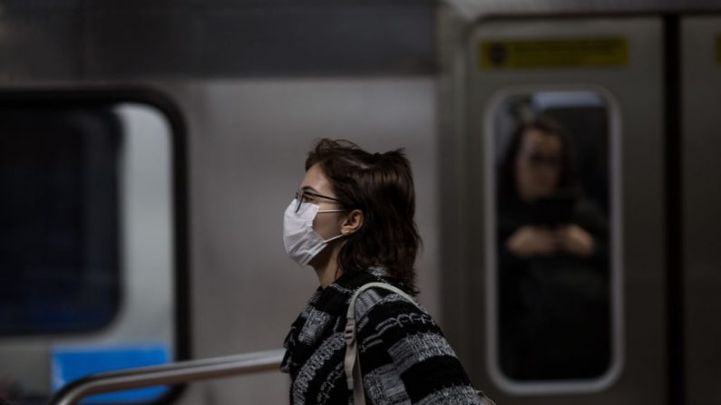 Una mujer usa una máscara protectora mientras camina en el metro el 27 de febrero de 2020 en São Paulo, Brasil. (Victor Moriyama/Getty Images)