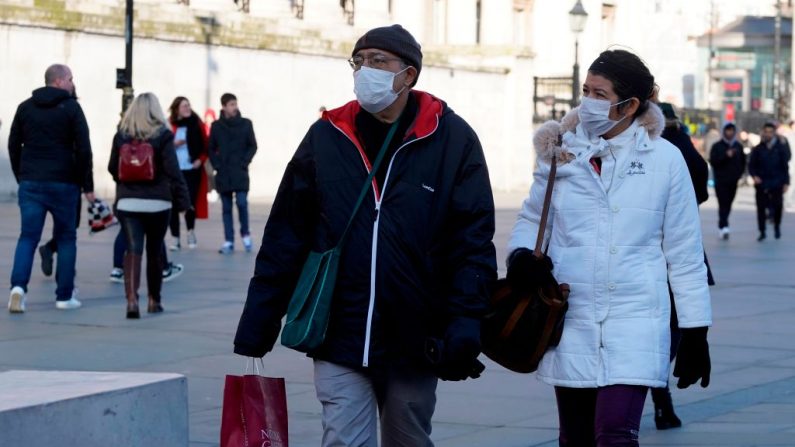 Los peatones usan máscaras quirúrgicas cuando compran en el centro de Londres (Reino Unido) el 27 de febrero de 2020. (NIKLAS HALLE'N/AFP/Getty Images)