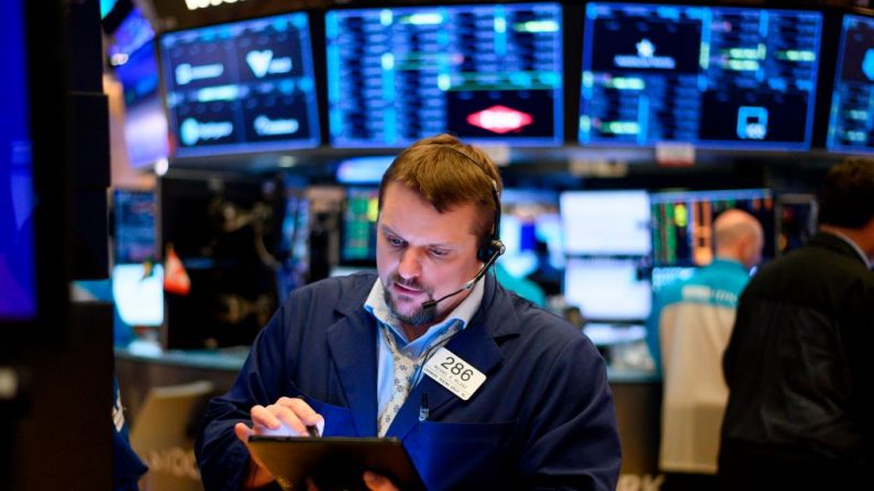 Los comerciantes trabajan durante la campana de apertura de la Bolsa de Valores de Nueva York (NYSE) el 27 de febrero de 2020 en Wall Street en la ciudad de Nueva York (EE.UU.). (JOHANNES EISELE/AFP/Getty Images)