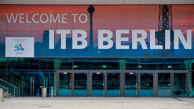 Una pancarta que promociona la Feria Internacional de Viajes (Internationale Tourismus Boerse, ITB) se fija en un edificio del recinto ferial de Berlín (Alemania) el 28 de febrero de 2020. (TOBIAS SCHWARZ/AFP/Getty Images)