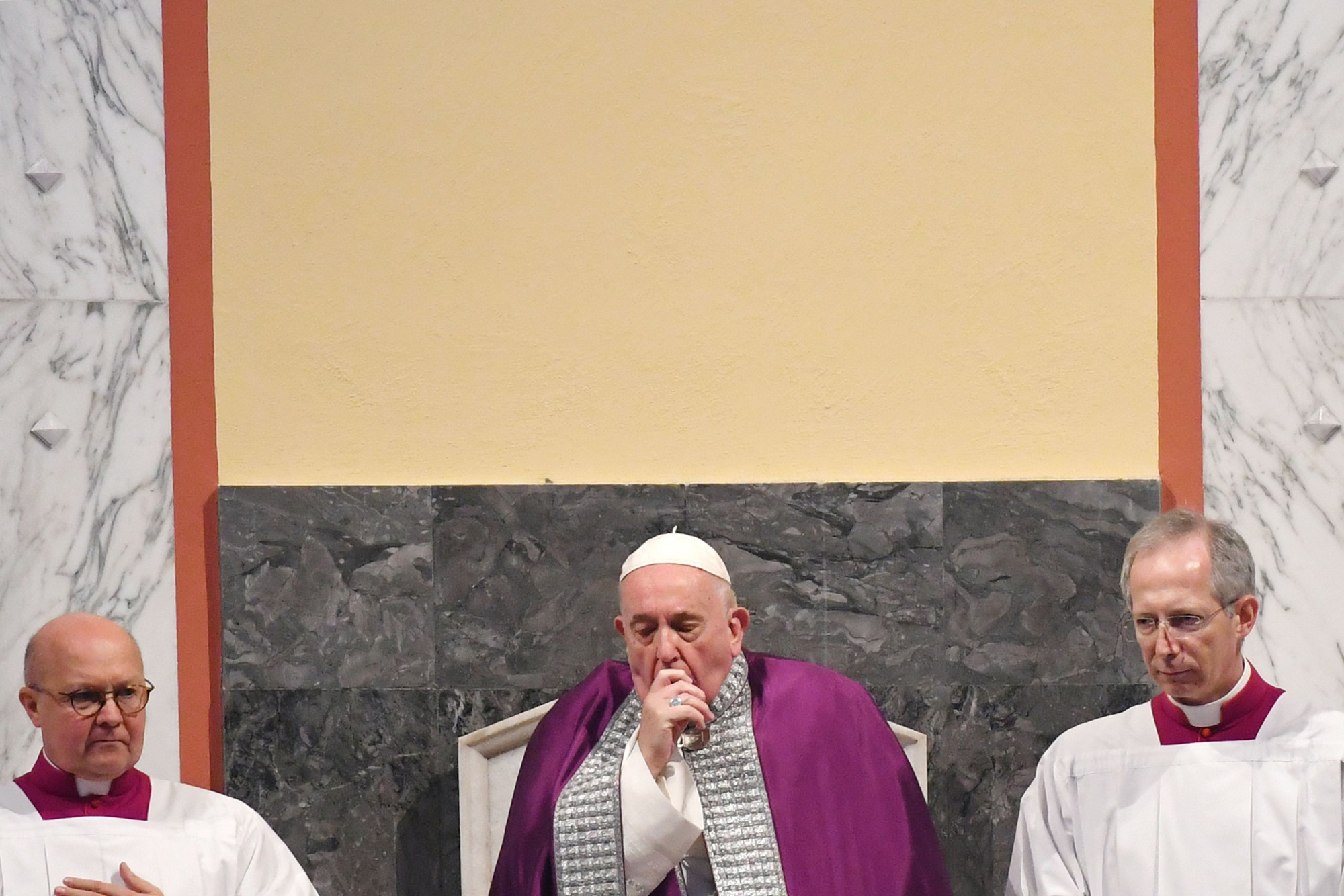 El Papa Francisco asiste a la misa del miércoles de ceniza que abre la Cuaresma, el 26 de febrero de 2020, en la iglesia de Santa Sabina en Roma. (ALBERTO PIZZOLI/AFP vía Getty Images)