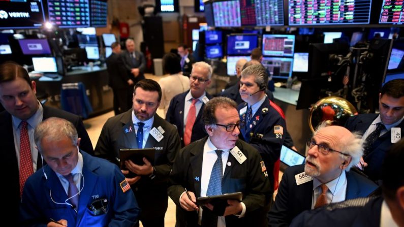 Los comerciantes trabajan durante la campana de apertura de la Bolsa de Valores de Nueva York (NYSE) el 28 de febrero de 2020 en Wall Street en la ciudad de Nueva York, EE.UU. (JOHANNES EISELE/AFP/Getty Images)