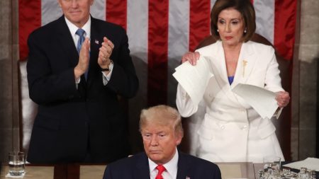 Cámara rechaza resolución de GOP que condena a Pelosi por romper el discurso de Trump