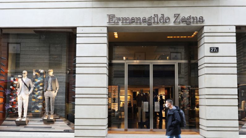 Un hombre usa una máscara protectora mientras camina frente a la tienda Ermenegildo Zegna en Via Montenapoleone en Milán, Italia, el 29 de febrero de 2020. (Marco Di Lauro / Getty Images)