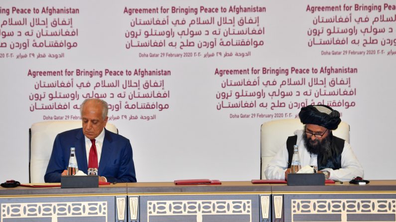 El Representante Especial de Estados Unidos para la Reconciliación de Afganistán, Zalmay Khalilzad, y el cofundador talibán Mullah Abdul Ghani Baradar firman un acuerdo de paz durante una ceremonia en la capital de Qatar, Doha, el 29 de febrero de 2020. (Giuseppe CACACE/AFP a través de Getty Images)