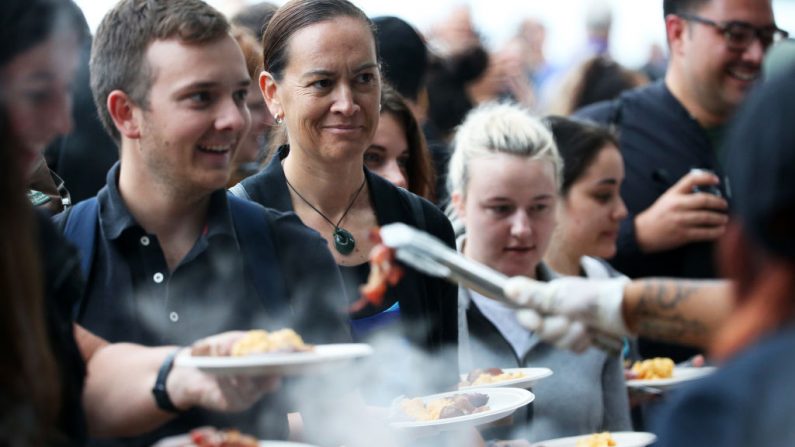  La gente disfruta de una barbacoa cocinada durante una reunión social. (Fiona Goodall/Getty Images)