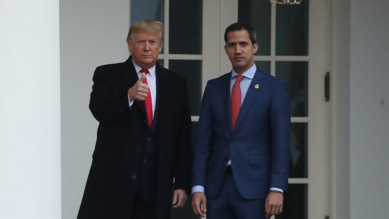 El presidente de EE.UU., Donald Trump (izq.), recibe al presidente encargado de Venezuela, Juan Guaidó, el 5 de febrero de 2020 en Washington, DC (EE.UU.). (Mark Wilson / Getty Images)
