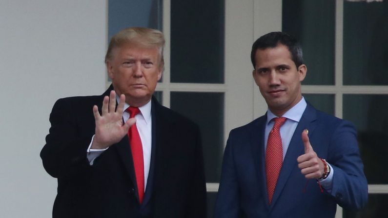 El presidente de EE.UU., Donald Trump (i) y el presidente encargado de Venezuela, Juan Guaidó (d), posan para fotografías después de la llegada de Guaidó a la Casa Blanca, el 5 de febrero de 2020 en Washington, DC (EE.UU.). (Mark Wilson / Getty Images)