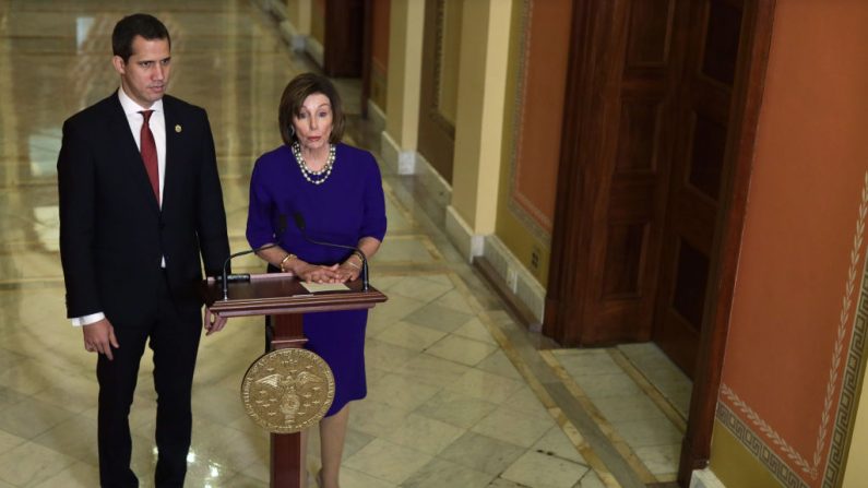 La presidenta de la Cámara de Representantes de EE.UU., Nancy Pelosi (D-CA), y presidente de Venezuela, Juan Guaidó, hablan con miembros de los medios de comunicación antes de su reunión en el Capitolio de EE.UU. el 6 de febrero de 2020 en Washington, DC. (Alex Wong/Getty Images)
