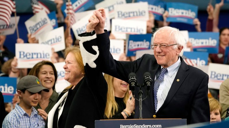 El candidato presidencial demócrata y senador Bernie Sanders (I-VT) sostiene la mano de su esposa Jane O'Meara Sanders mientras sube al escenario durante un evento de las primarias el 11 de febrero de 2020 en Manchester, Nuevo Hampshire. Los votantes de Nuevo Hampshire votaron hoy en la primera primaria presidencial del país. (Foto de Drew Angerer/Getty Images)