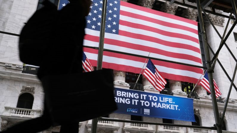 Una persona pasa por delante de la Bolsa de Nueva York (NYSE) el 12 de febrero de 2020 en la ciudad de Nueva York. (Foto de Spencer Platt/Getty Images)