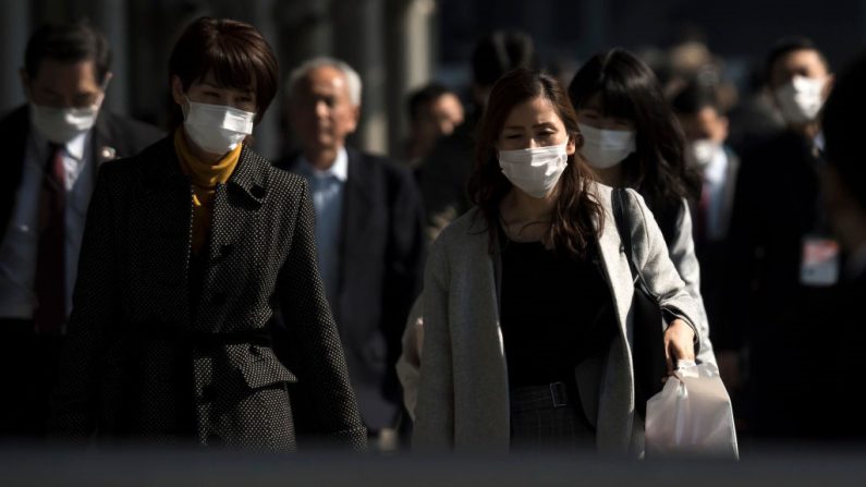 Peatones con mascarillas caminan por una calzada el 13 de febrero de 2020 en Tokio, Japón. (Foto de Tomohiro Ohsumi/Getty Images)