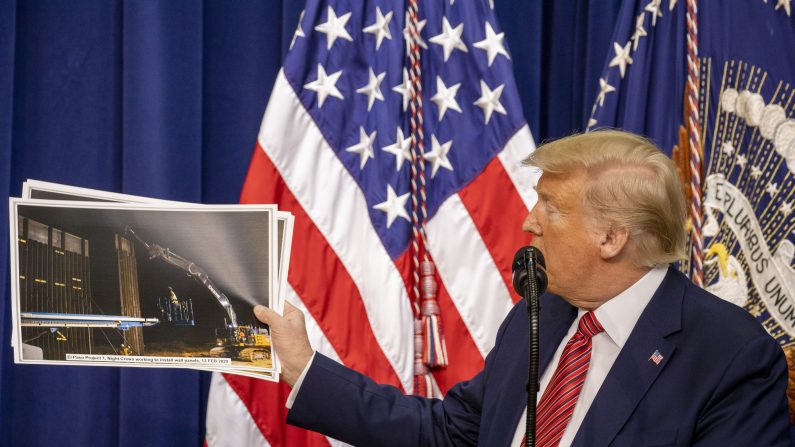 El Presidente de Estados Unidos, Donald Trump, sostiene una foto de la construcción del muro fronterizo mientras habla con los miembros del Consejo Nacional de Patrulla Fronteriza (NBPC) en la Casa Blanca el 14 de febrero de 2020 en Washington, DC. (Tasos Katopodis/Getty Images)