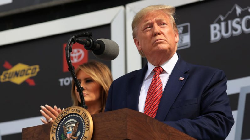 El presidente de Estados Unidos Donald Trump habla antes de la 62ª Serie Anual de la Copa NASCAR Daytona 500 en el Daytona International Speedway el 16 de febrero de 2020 en Daytona Beach, Florida. (Chris Graythen/Getty Images)