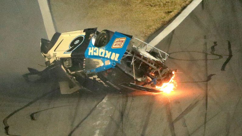 Ryan Newman, piloto del Ford #6 Koch Industries, se estrella y voltea durante la Copa de NASCAR 62a Anual Daytona 500 en el Daytona International Speedway el 17 de febrero de 2020 en Daytona Beach, Florida. (Mike Ehrmann / Getty Images)