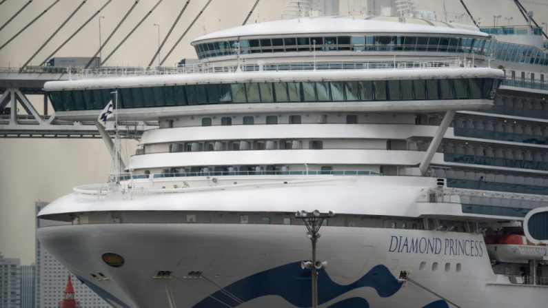 El crucero Diamond Princess en cuarentena se encuentra atracado en el muelle Daikoku el 20 de febrero de 2020 en Yokohama, Japón. (Tomohiro Ohsumi/Getty Images)