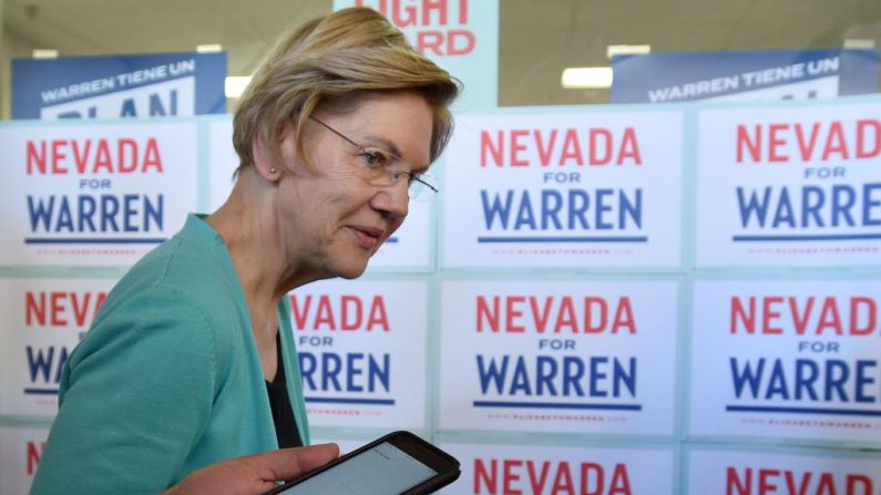 La candidata presidencial demócrata, la senadora Elizabeth Warren (D-MA), habla con los medios de comunicación después de un evento de campaña en una de sus oficinas el 20 de febrero de 2020 en el norte de Las Vegas, Nevada. (David Becker/Getty Images)