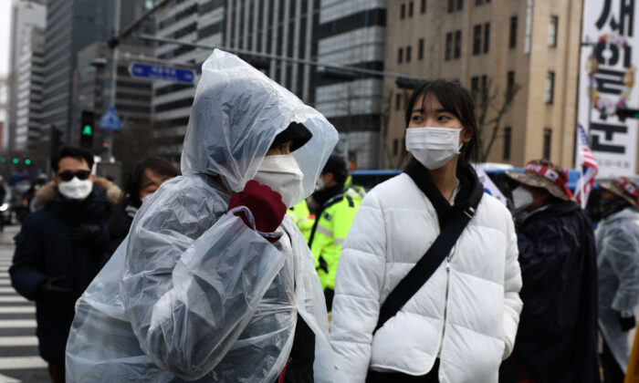 La gente usa máscaras en la calle para evitar el coronavirus en Seúl, Corea del Sur, el 22 de febrero de 2020. (Chung Sung-Jun/Getty Images)