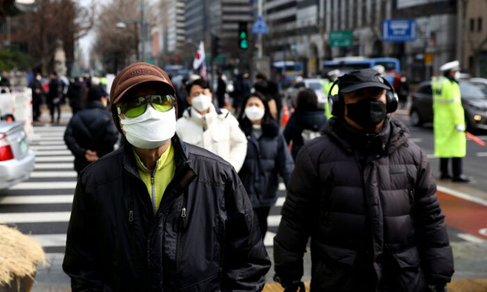 Personas usan máscaras para evitar el coronavirus en las calles de Seúl, Corea del Sur, el 22 de febrero de 2020. (Chung Sung-Jun/Getty Images)