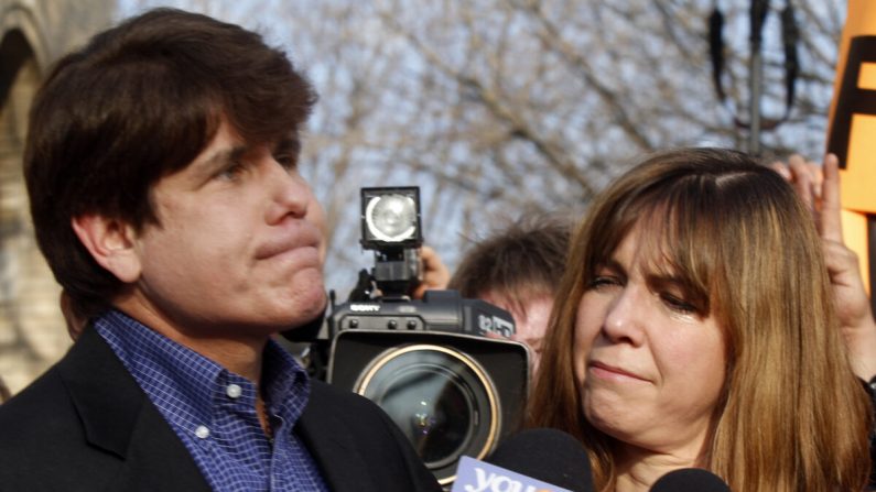 Patti Blagojevich (D), esposa del exgobernador de Illinois Rod Blagojevich, lo mira mientras se detiene en una conferencia de prensa frente a su casa en Chicago el 14 de marzo de 2012. (Frank Polich / Getty Images)