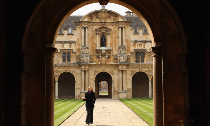 Una mujer camina por el Cuadrilátero de Canterbury en el St John's College de Oxford, Inglaterra, el 22 de marzo de 2012. (Oli Scarff/Getty Images)