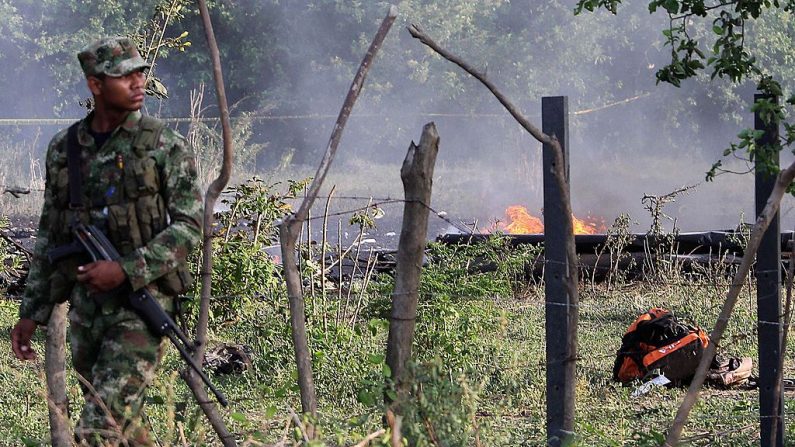 Un soldado colombiano camina en el área donde un helicóptero Bell 212 de la Fuerza Aérea se estrelló en Sabanagrande, departamento del Atlántico, el 30 de abril de 2012. (Imagen ilustrativa STR/AFP/GettyImages)
