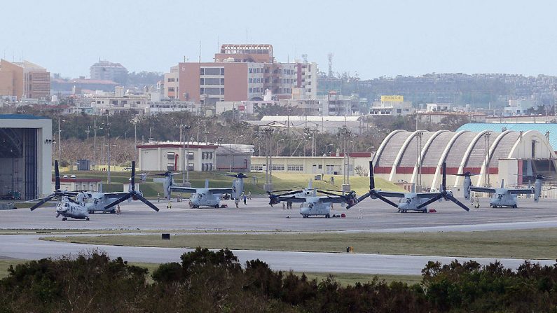 Estación aérea de Futenma en la ciudad de Ginowan, Okinawa, Japón, el 1 de octubre de 2012. La reubicación de la estación aérea se ha complicado por un prolongado proceso de aprobación ambiental. (JIJI PRENSA / AFP / GettyImages)
