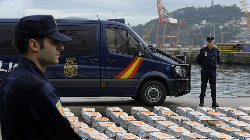 En una fotografía de archivo, los policías hacen guardia junto a una parte de los paquetes de droga incautados en el buque "riptide" en el puerto de Vigo, al noroeste de España, el 13 de junio de 2013. (Miguel Riopa/AFP/Getty Images)