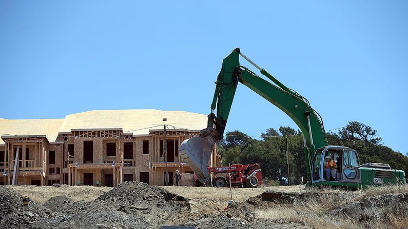 Casas en construcción en un desarrollo de viviendas el 17 de julio de 2013, en Petaluma, California. (Justin Sullivan/Getty Images)