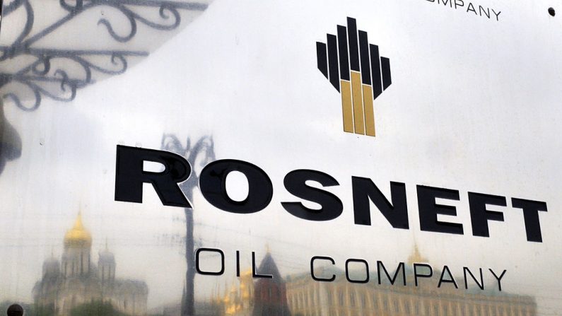 Vista de una placa de la compañía pulida del gigante petrolero ruso controlado por el estado, Rosneft, en la entrada de la sede en Moscú,  Rusia, el 17 de mayo de 2011. (DMITRY KOSTYUKOV / AFP / Getty Images)