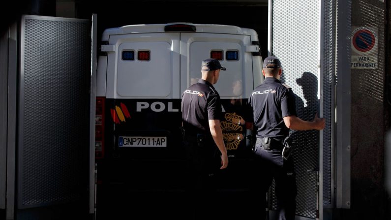 Fotografía tomada el 6 de agosto de 2013 en Madrid, España, muestra a los agentes de policía española en el tribunal de la Audiencia Nacional. (Gonzalo Arroyo Moreno / Getty Images)