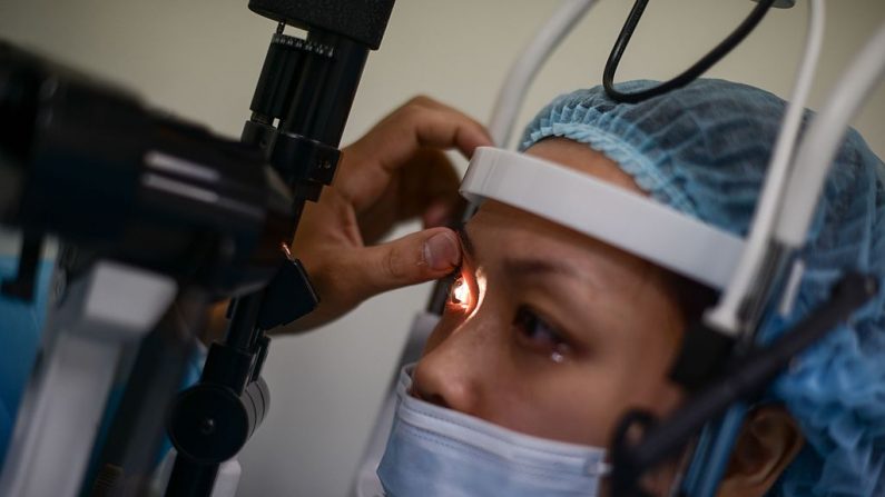 Persona médico revisa a Felicia Hu después de una cirugía en la Clínica de Cirugía LASIK (LSC) en Singapur el 17 de septiembre de 2014. (MOHD RASFAN/AFP a través de Getty Images)