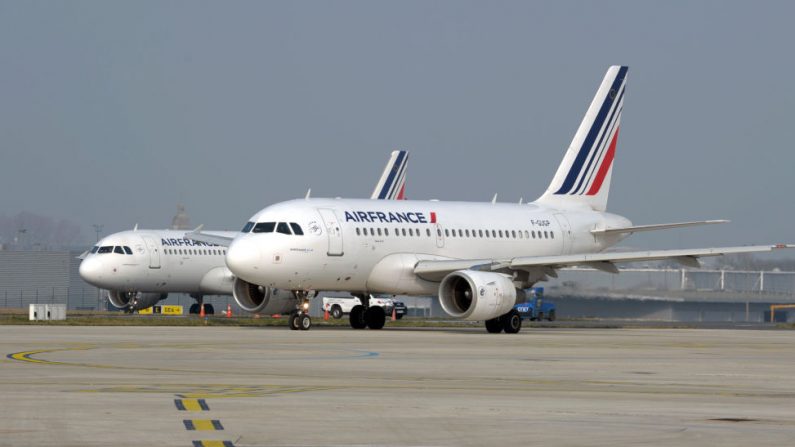 Los aviones de Air France se movieron en la pista del aeropuerto Roissy Charles de Gaulle cerca de París (Francia) el 18 de marzo de 2015. (Eric Piermont / AFP / Getty Images)