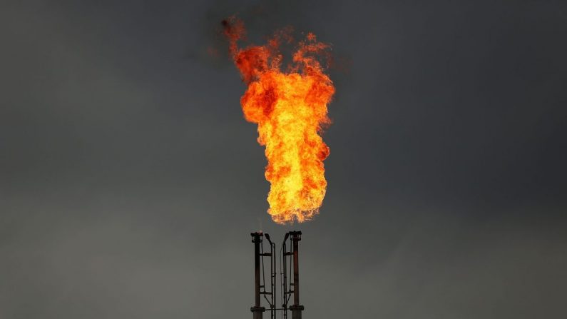 El gas natural se quema en una planta en las afueras de la ciudad de Cuero, Texas, el 26 de marzo de 2015. (Spencer Platt/Getty Images)
