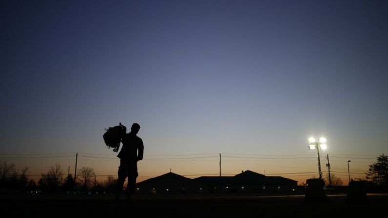 Un soldado del Equipo de Combate de la 3ª Brigada del Ejército de los EE.UU., 1ª División de Infantería, agarra su mochila después de una ceremonia de regreso a casa en el Centro de Aptitud Física Natcher en Fort Knox el 27 de febrero de 2014 en Fort Knox, Kentucky. (Luke Sharrett/Getty Images)