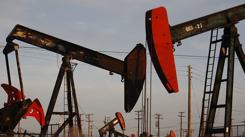 Se ven bombas y pozos en un campo petrolero en la formación Monterey Shale donde se utiliza la fracturación hidráulica, o fracking, para extraer gas y petróleo cerca de McKittrick, California, el 23 de marzo de 2014. (David McNew/Getty Images)
