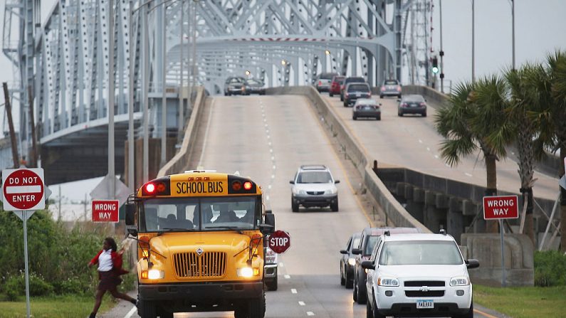 Un autobús escolar deja a un estudiante frente al puente Claiborne en el Lower Ninth Ward el 12 de mayo de 2015 en Nueva Orleans, Luisiana. (Mario Tama/Getty Images)