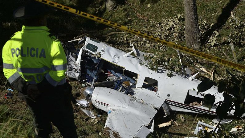 La policía colombiana custodia los restos de un avión bimotor Piper PA-60 Aerostar que se estrelló en la víspera, el 12 de septiembre de 2015, cerca de San Pedro de los Milagros, al este de Medellín, departamento de Antioquia, Colombia. (RAUL ARBOLEDA / AFP / Getty Images)