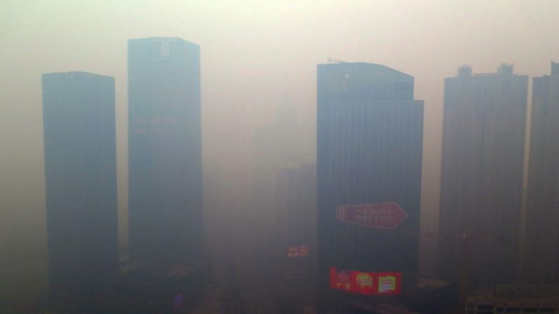 Un bloque residencial cubierto de smog en Shenyang, provincia china de Liaoning, el 8 de noviembre de 2015. (STR/AFP/Getty Images)