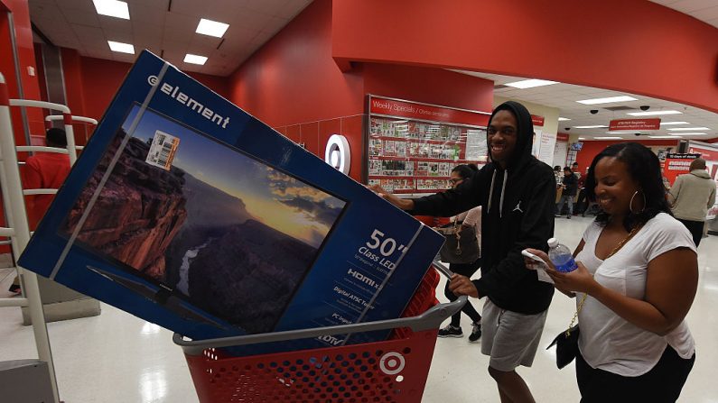 Los compradores salen de una tienda Target en Los Ángeles, California, (MARK RALSTON/AFP a través de Getty Images)
