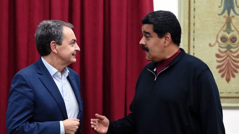 El expresidente del Gobierno español José Luis Rodríguez Zapatero (i.) habla con el líder venezolano Nicolás Maduro (d.) durante una reunión en el palacio presidencial de Miraflores en Caracas (Venezuela) el 5 de diciembre de 2015. (JUAN BARRETO/AFP/Getty Images/Archivo)